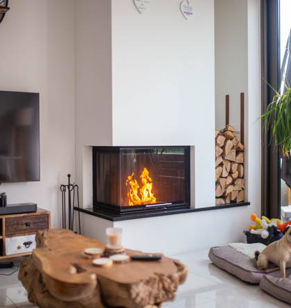 Tweezijdige houtkachel met natuurstenen plateau